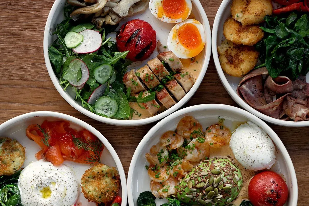 Картофельные-крокеты-с-пастрами-и-авокадо,-драники-из-цукини-с-лососем-и-икрой,-креветки-с-яйцом-пашот-и-куриный-рулет-с-сезонным-(1).webp